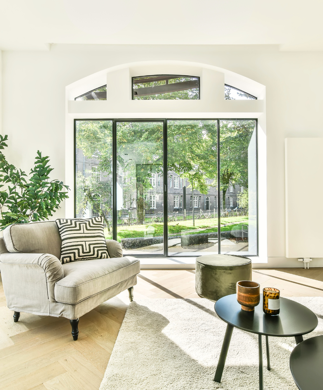 Séjour lumineux pour une vente immobilière avec une prestation de qualité.